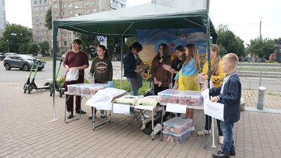 На благодійному ярмарку у Вінниці зібрали майже 7 тисяч гривень на купівлю авто для ЗСУ І МАЙБУТНЄ НЕЗАЛЕЖНОСТІ