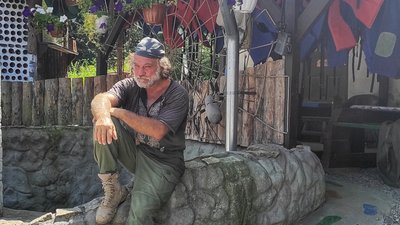 Декоративним павуком чоловік прикрасив подвір'я. Декоративним павуком чоловік прикрасив подвір'я.