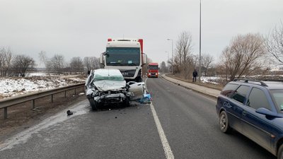 Виїхав на зустрічну смугу: на Вінниччині в аварії за участю вантажівки та легковика загинув чоловік