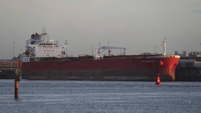 У Норвегії активісти Greenpeace заблокували шлях російському танкеру з нафтою