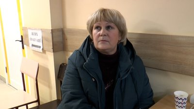 Жінка у пункті незламності, Донецька область без електропостачання Жінка у пункті незламності, Донецька область без електропостачання