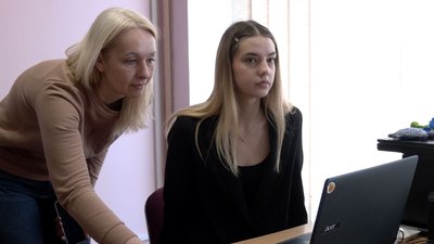 Учениця за ноутбуком