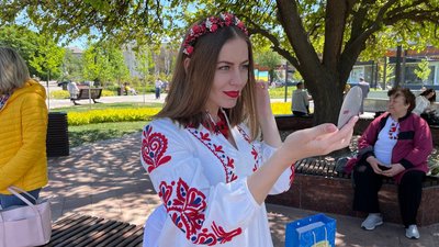 "Вишиваємо перемогу": у Черкасах під час фотосесії збирали гроші для ЗСУ "Вишиваємо перемогу": у Черкасах під час фотосесії збирали гроші для ЗСУ