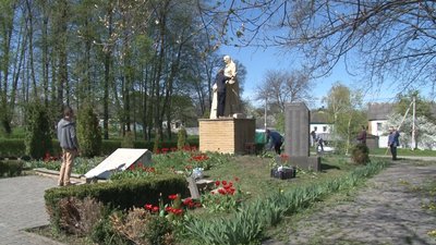 На Полтавщині до Дня пам’яті та примирення й Дня Перемоги готують пам’ятники загиблим воїнам На Полтавщині до Дня пам’яті та примирення й Дня Перемоги готують пам’ятники загиблим воїнам