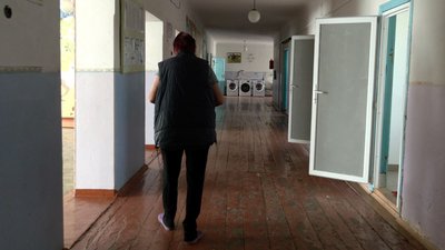 Переселенці живуть у колишній школі Переселенці живуть у колишній школі