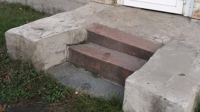 У Житомирі виборця на візку піднімали спостерігачі, бо дільницю облаштували на другому поверсі У Житомирі виборця на візку піднімали спостерігачі, бо дільницю облаштували на другому поверсі