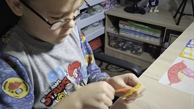 10-річний харків'янин продавав власноруч зроблені прикраси: кошти передав нацгвардійцям 10-річний харків'янин продавав власноруч зроблені прикраси: кошти передав нацгвардійцям