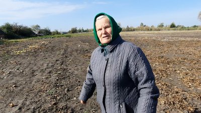 Ховається в бурячній ямі: як бабуся в Угроїдах на Сумщині рятується від російських обстрілів Ховається в бурячній ямі: як бабуся в Угроїдах на Сумщині рятується від російських обстрілів