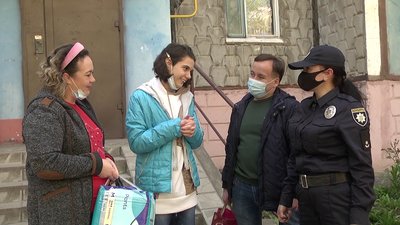10 родинам з Херсона, де виховують дітей з інвалідністю, волонтери передали допомогу до Великодня 10 родинам з Херсона, де виховують дітей з інвалідністю, волонтери передали допомогу до Великодня