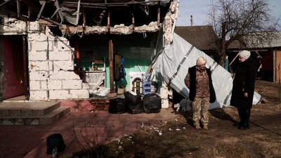 Бойова медикиня "Мама Таня" відбудовує дім після артобстрілу в Новоселівці, що біля Чернігова Бойова медикиня "Мама Таня" відбудовує дім після артобстрілу в Новоселівці, що біля Чернігова
