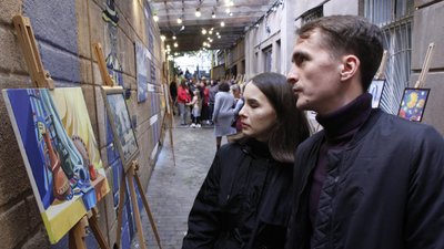 Грали весілля, били тарілки, "розмальовували їжаків". як у Дніпрі відзначають День міста
