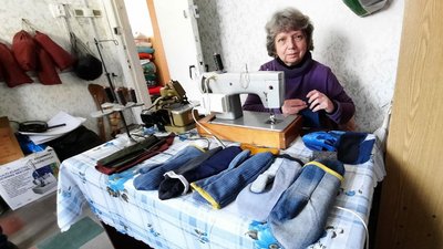 Утеплюють військових на зиму. У Кропивницькому волонтери шиють одяг для бійців та запрошують долучитись усіх охочих Утеплюють військових на зиму. У Кропивницькому волонтери шиють одяг для бійців та запрошують долучитись усіх охочих