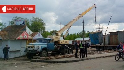 У Луцьку на Центральному ринку демонтували 420 контейнерів. На Новий ринок перевезли 150 У Луцьку на Центральному ринку демонтували 420 контейнерів. На Новий ринок перевезли 150