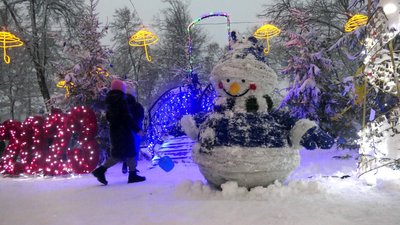 Вручають повістки і цукерки. У Глухові облаштували новорічний блокпост Вручають повістки і цукерки. У Глухові облаштували новорічний блокпост
