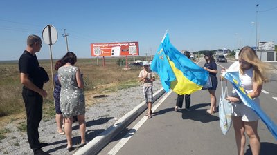 На КПВВ "Каланчак" відкрили пам'ятний знак "Чумацький шлях" На КПВВ "Каланчак" відкрили пам'ятний знак "Чумацький шлях"