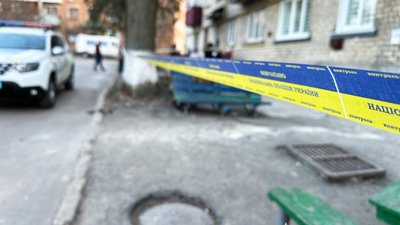 Поліцейська стрічка загороджує вхід на місце подій