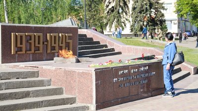 У Решетилівці змінили напис на монументі: замість 1941–1945 тепер 1939–1945 У Решетилівці змінили напис на монументі: замість 1941–1945 тепер 1939–1945