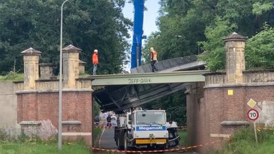 У Нідерландах підйомний кран зруйнував міст XIX ст., який був пам'яткою національного значення У Нідерландах підйомний кран зруйнував міст XIX ст., який був пам'яткою національного значення
