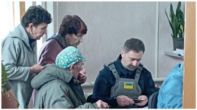 Директор Укрпошти привіз на Луганщину пенсії та гуманітарну допомогу