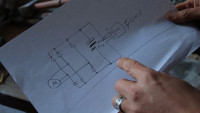 Поки в Чернігові немає світла, містянин добуває електрику, крутячи педалі