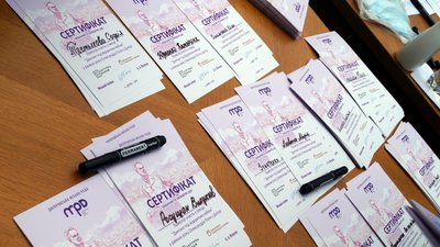 Капранов диктував, містяни писали. У Дніпрі провели диктант просто неба – фото Капранов диктував, містяни писали. У Дніпрі провели диктант просто неба – фото