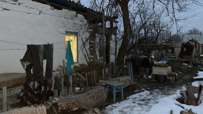 "Сам собі господар": лозів'янин майже рік живе у розбитому російською ракетою будинку "Сам собі господар": лозів'янин майже рік живе у розбитому російською ракетою будинку