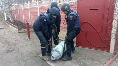 За день у Миколаєві рятувальники вивезли 14 російських боєприпасів із житлових секторів За день у Миколаєві рятувальники вивезли 14 російських боєприпасів із житлових секторів