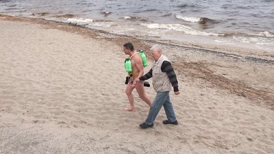 Незрячий черкасець одинадцять років поспіль займається моржуванням Незрячий черкасець одинадцять років поспіль займається моржуванням