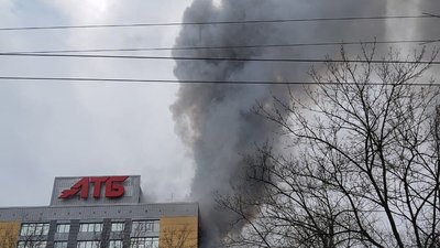 У Дніпрі горить будівля, де розташований головний офіс АТБ У Дніпрі горить будівля, де розташований головний офіс АТБ