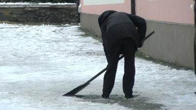 Слизький Луцьк: хто має прибирати кригу на прибудинкових територіях