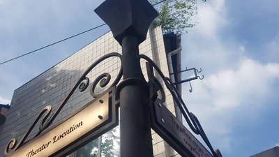 У Рівному через ДТП пошкодили історичний вказівник. Винуватець має відшкодувати ремонт