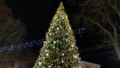 З світловими 3D кулями та декоративними елементами. У Вінниці засяяла новорічна ялинка З світловими 3D кулями та декоративними елементами. У Вінниці засяяла новорічна ялинка