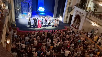Актори Донецького академічного обласного драматичного театру після прим'єри вистави