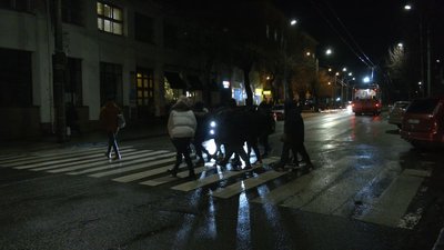 У Луцьку поліцейські штрафують пішоходів без світловідбивачів
