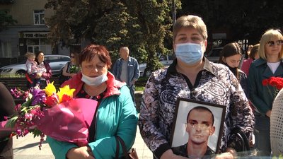 У Житомирі в День Героїв вшанували пам'ять загиблих воїнів У Житомирі в День Героїв вшанували пам'ять загиблих воїнів