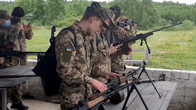 "Єдиний стрілецький день". Як прикарпатські військовослужбовці відпрацьовували стрільбу на полігоні