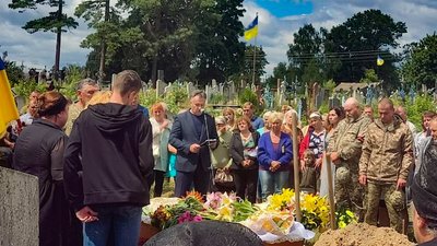 "Остання смс: я тебе люблю": на Чернігівщині поховали сержанта Віктора Осовика