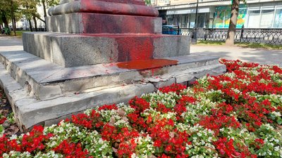 У Харкові облили пам'ятник Пушкіну червоною фарбою