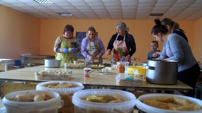 Збирають допомогу, селять евакуйованих, перевозять поранених бійців. Фоторепортаж із Дрогобича