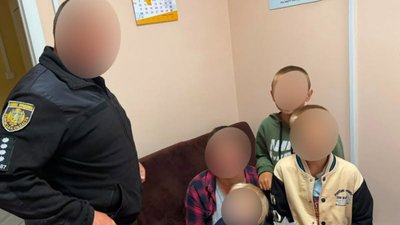 Жінка та діти, яких знайшли правоохоронці