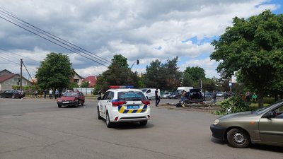 ДТП в Ужгороді: автівка вилетіла на тротуар і знесла електроопору. Травмованих немає, — поліція