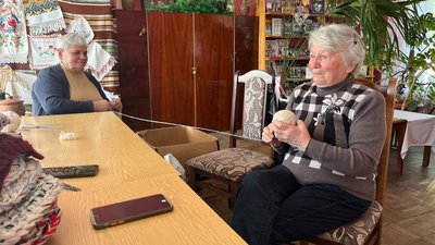 Збираються двічі на тиждень та в'яжуть шкарпетки: як працює волонтерський центр на Волині Збираються двічі на тиждень та в'яжуть шкарпетки: як працює волонтерський центр на Волині