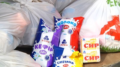 Соціальні працівники у Житомирі доставляють провіант малозабезпеченим людям Соціальні працівники у Житомирі доставляють провіант малозабезпеченим людям