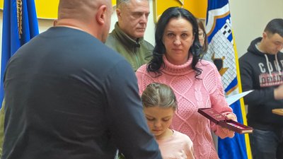У Житомирі рідним загиблих за Україну воїнів передали державні нагороди У Житомирі рідним загиблих за Україну воїнів передали державні нагороди