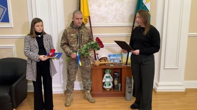 У Полтаві передали нагороду родині загиблого воїна Андрія Коваленка У Полтаві передали нагороду родині загиблого воїна Андрія Коваленка