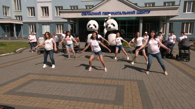 У Рівному майбутні мами станцювали перед перинатальним