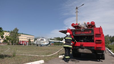 На Черкащині під час навчань гасили вертоліт і рятували екіпаж На Черкащині під час навчань гасили вертоліт і рятували екіпаж