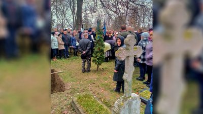 На Чернігівщині попрощалася з трьома захисниками України На Чернігівщині попрощалася з трьома захисниками України
