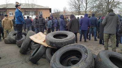 Автомобільні шини на під'їзді до Нових Санжар Автомобільні шини на під'їзді до Нових Санжар
