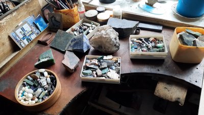 Прикраси з натурального каміння знову стають модними, — хмельницький ювелір Іван Юрков Прикраси з натурального каміння знову стають модними, — хмельницький ювелір Іван Юрков